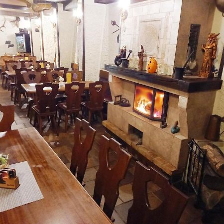Restaurant a penzion Pod Draci skalou Karlštejn Esterno foto