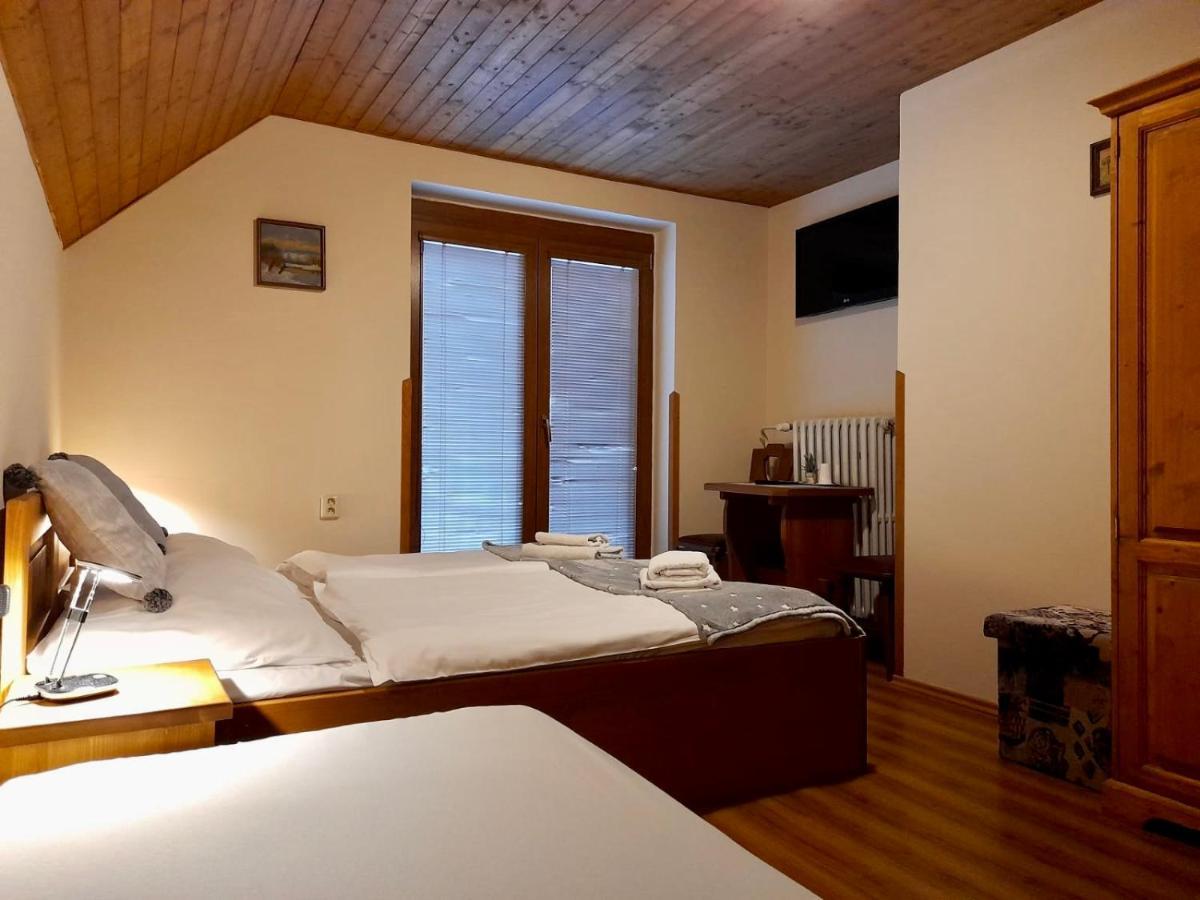 Restaurant a penzion Pod Draci skalou Karlštejn Esterno foto