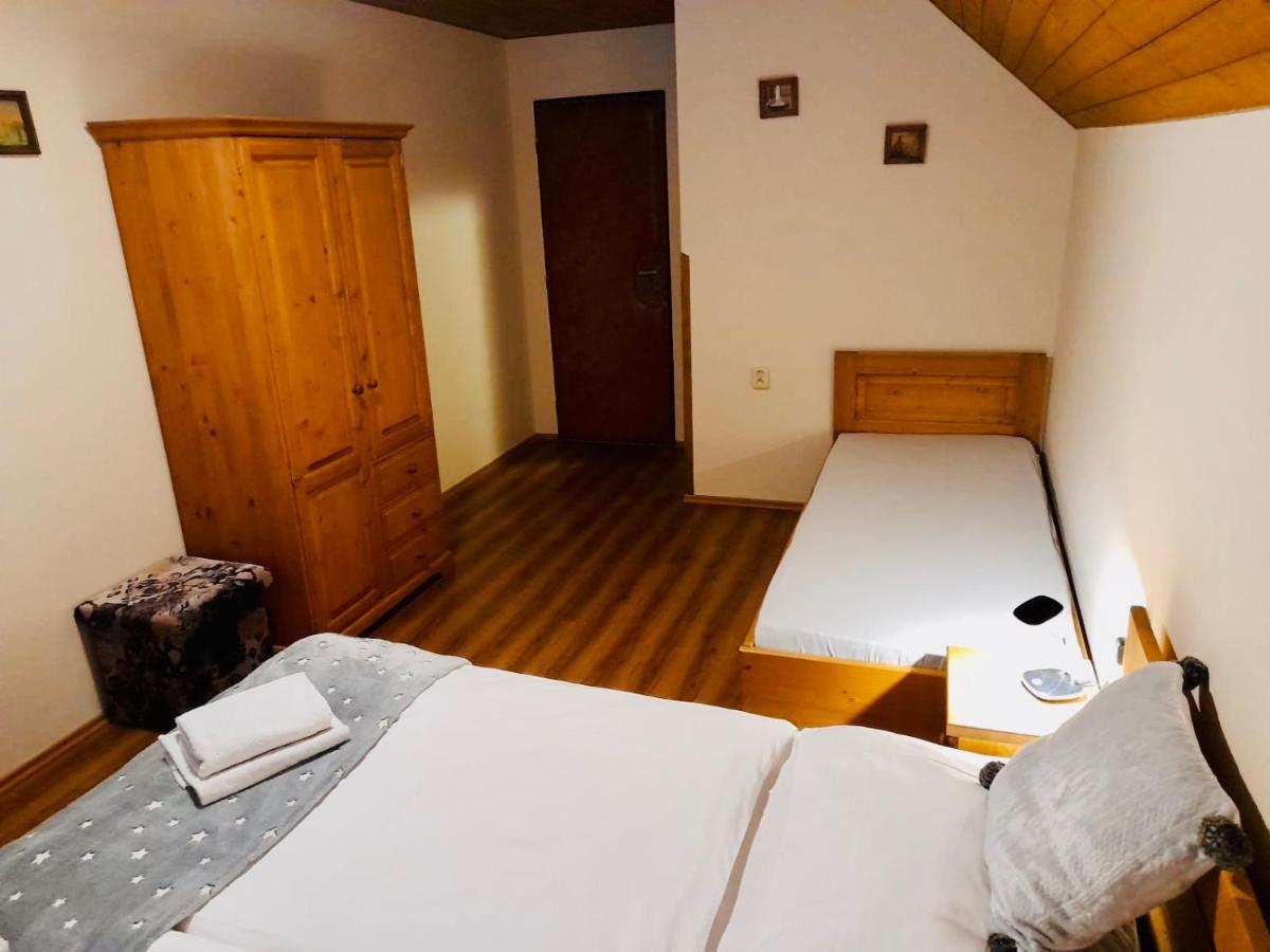 Restaurant a penzion Pod Draci skalou Karlštejn Esterno foto
