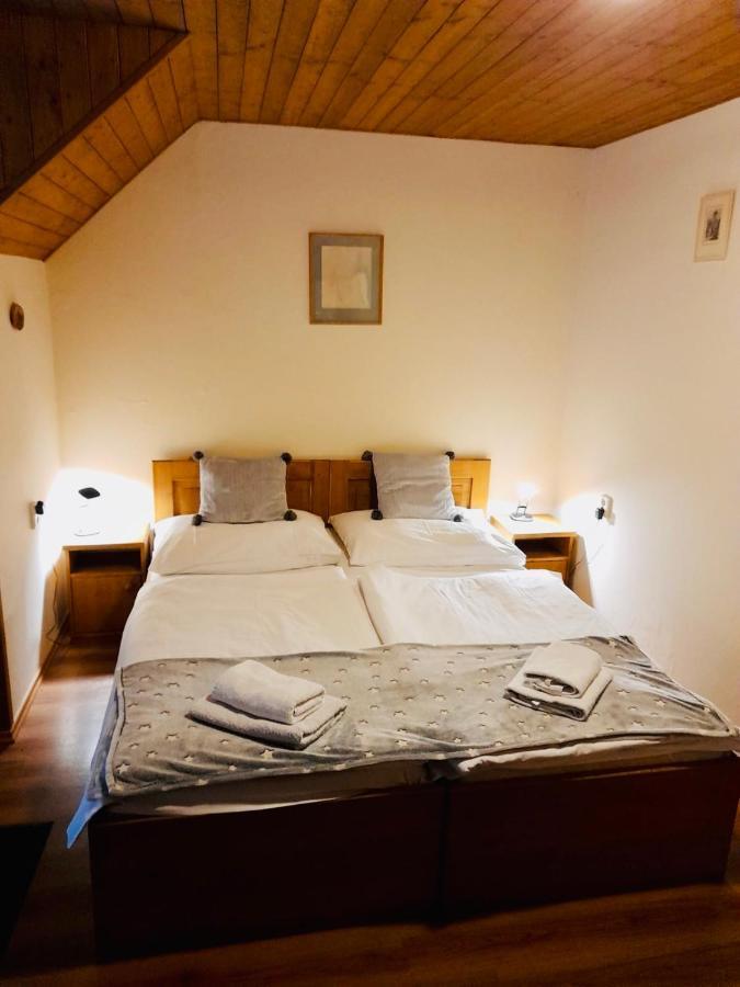 Restaurant a penzion Pod Draci skalou Karlštejn Esterno foto