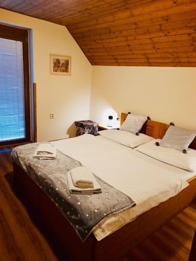 Restaurant a penzion Pod Draci skalou Karlštejn Esterno foto