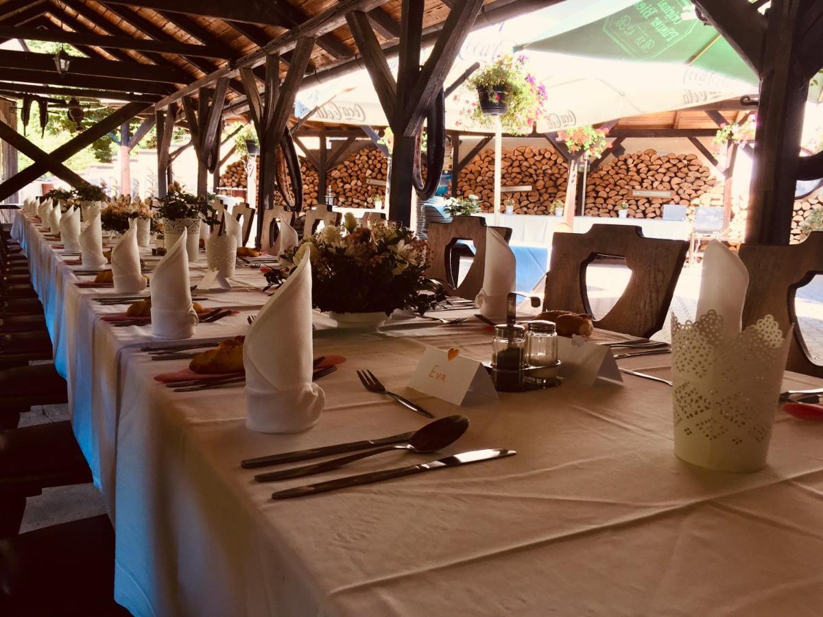 Restaurant a penzion Pod Draci skalou Karlštejn Esterno foto