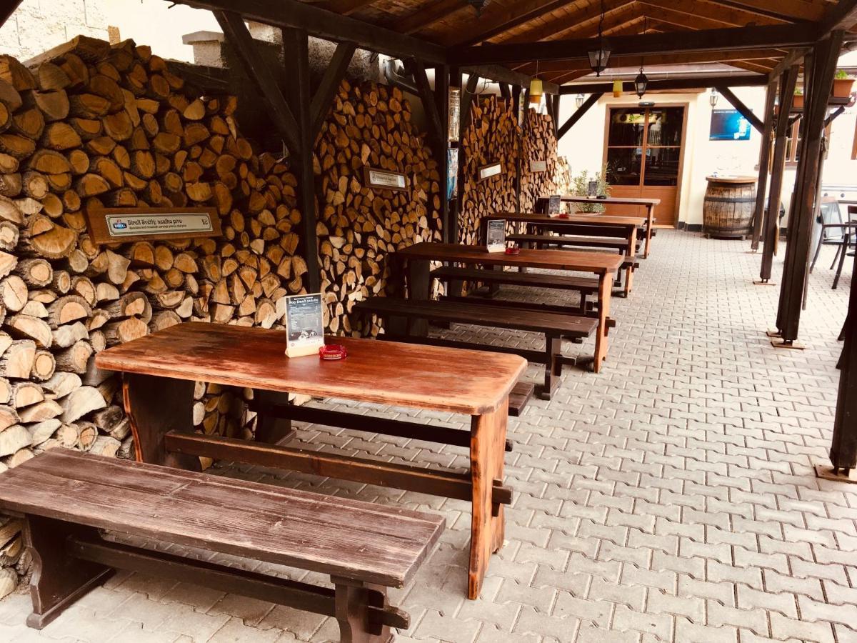 Restaurant a penzion Pod Draci skalou Karlštejn Esterno foto
