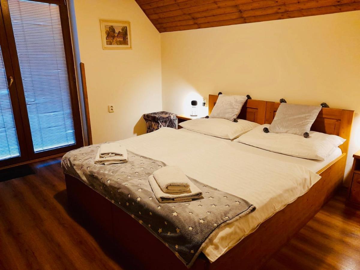Restaurant a penzion Pod Draci skalou Karlštejn Esterno foto