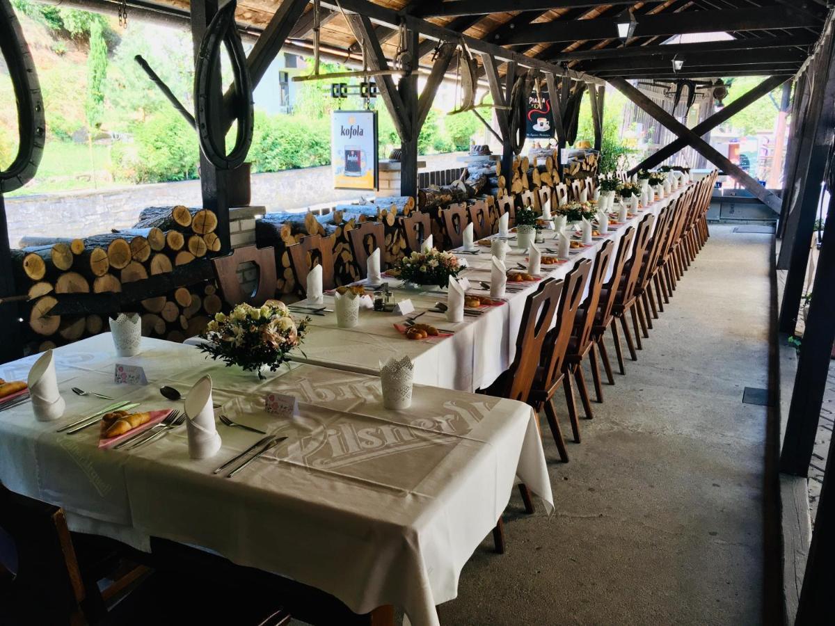 Restaurant a penzion Pod Draci skalou Karlštejn Esterno foto