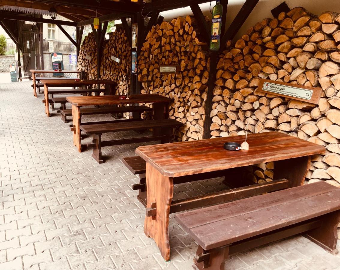 Restaurant a penzion Pod Draci skalou Karlštejn Esterno foto
