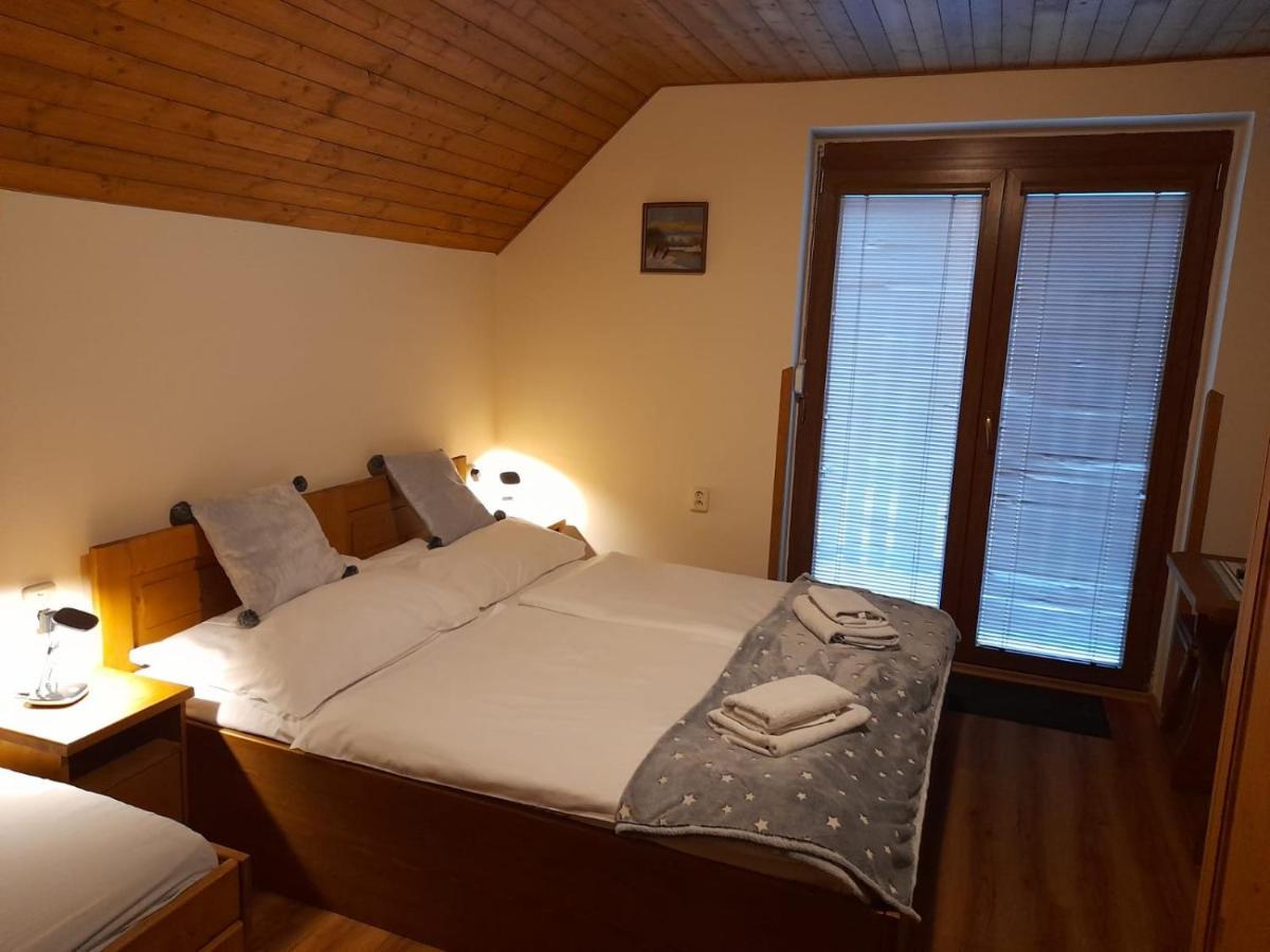 Restaurant a penzion Pod Draci skalou Karlštejn Esterno foto